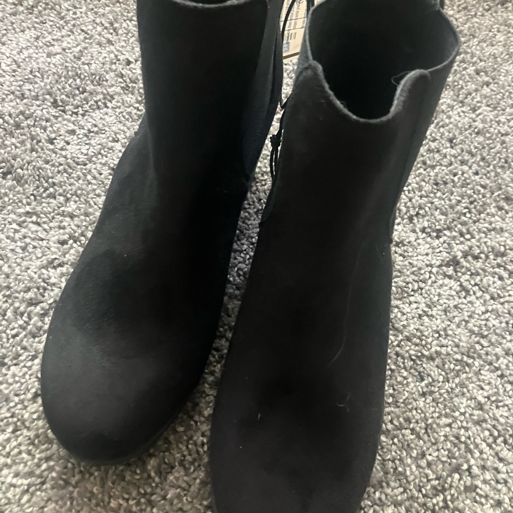 Jellypop brand ladies NEW short boots. Size 7 1/2. Black sueded material.